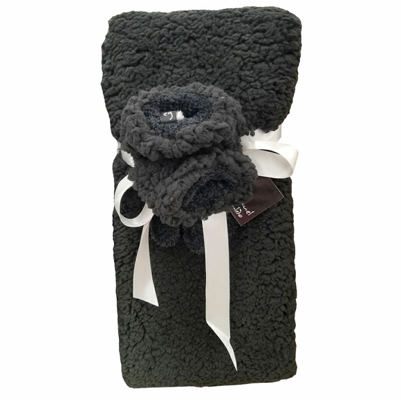 Emanuel Geraldo Accessories - Emanuel Geraldo Black Scarf and Glove Set Emanuel Geraldo Accessories - Emanuel Geraldo Black Scarf and Glove Set
